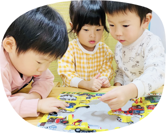 パズルで遊ぶ子どもたち